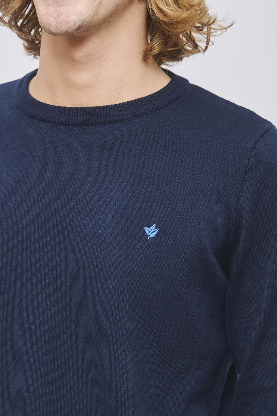 Sweater liso escote redondo