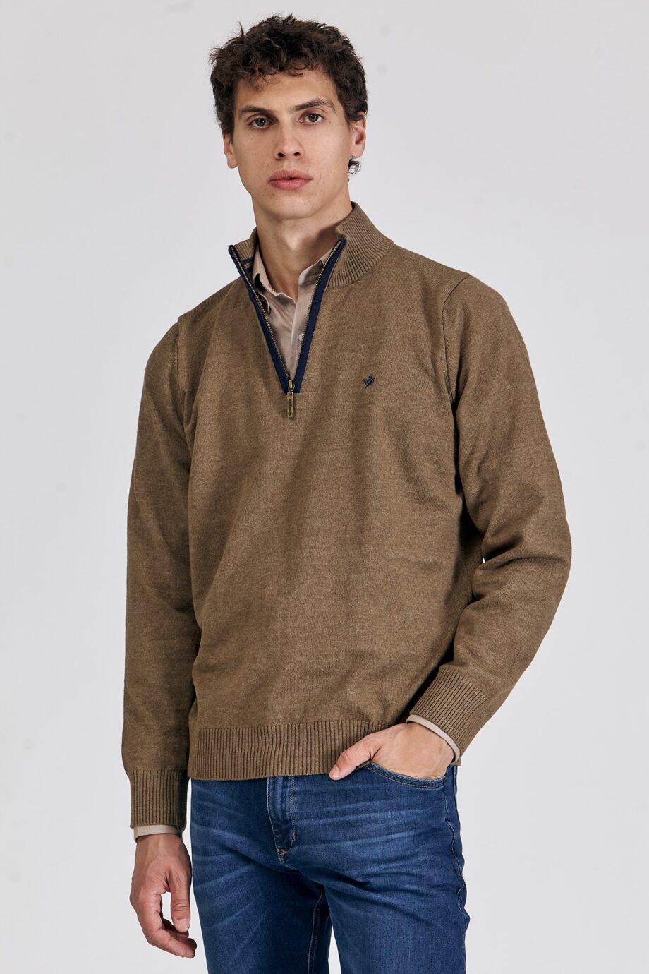 Sweater medio cierre con vivo a contratono