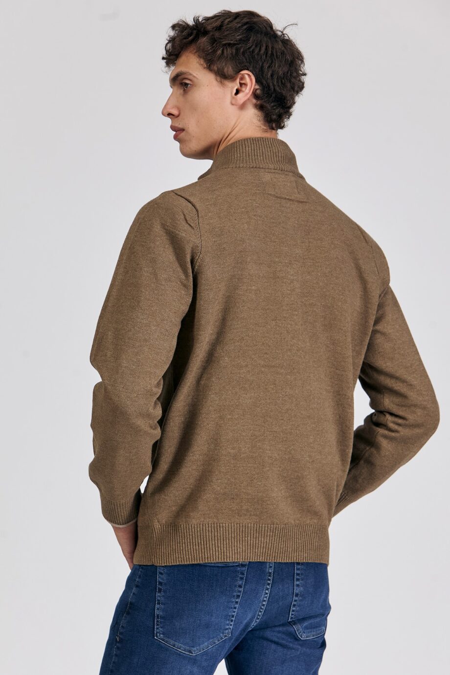Sweater medio cierre con vivo a contratono