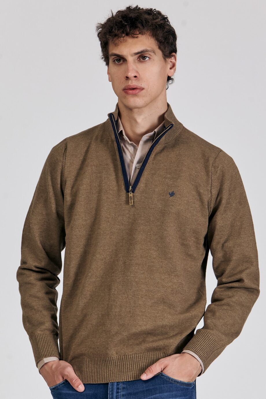 Sweater medio cierre con vivo a contratono