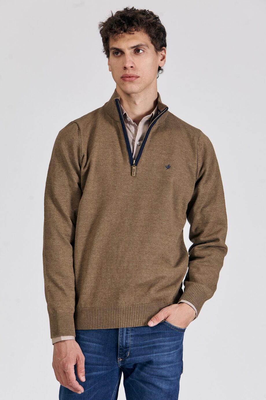 Sweater medio cierre con vivo a contratono