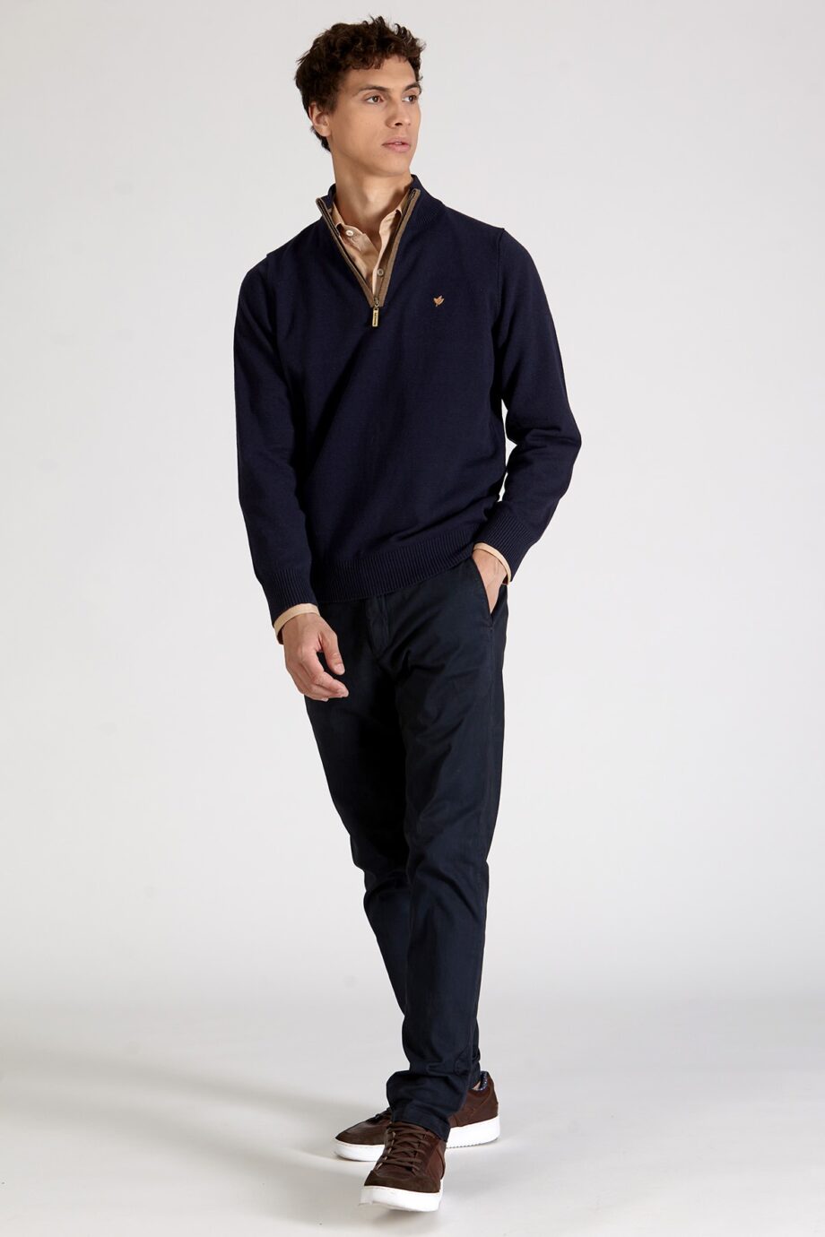 Sweater medio cierre con vivo a contratono