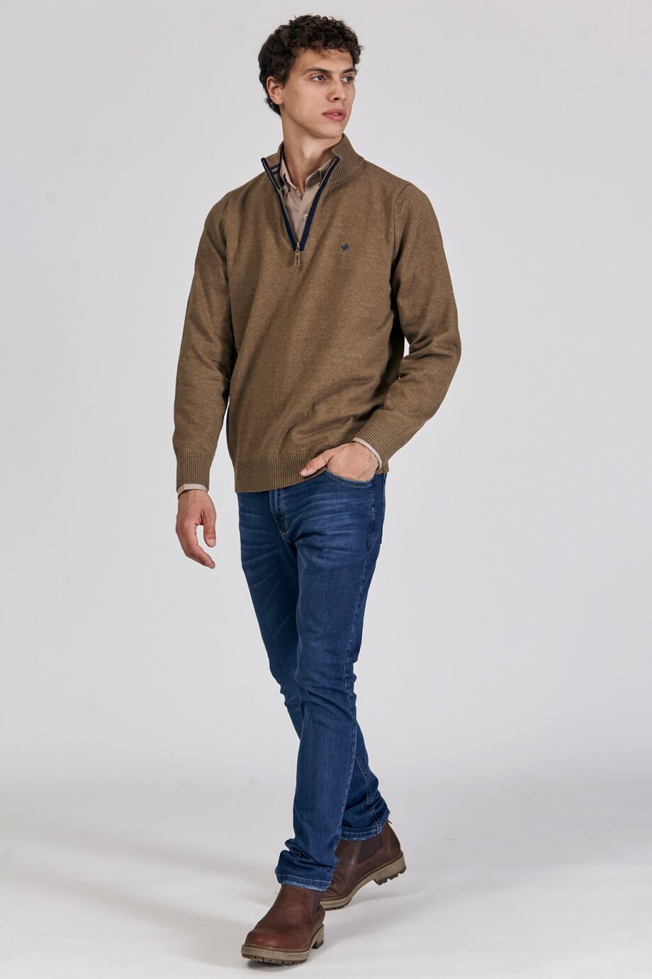 Sweater medio cierre con vivo a contratono
