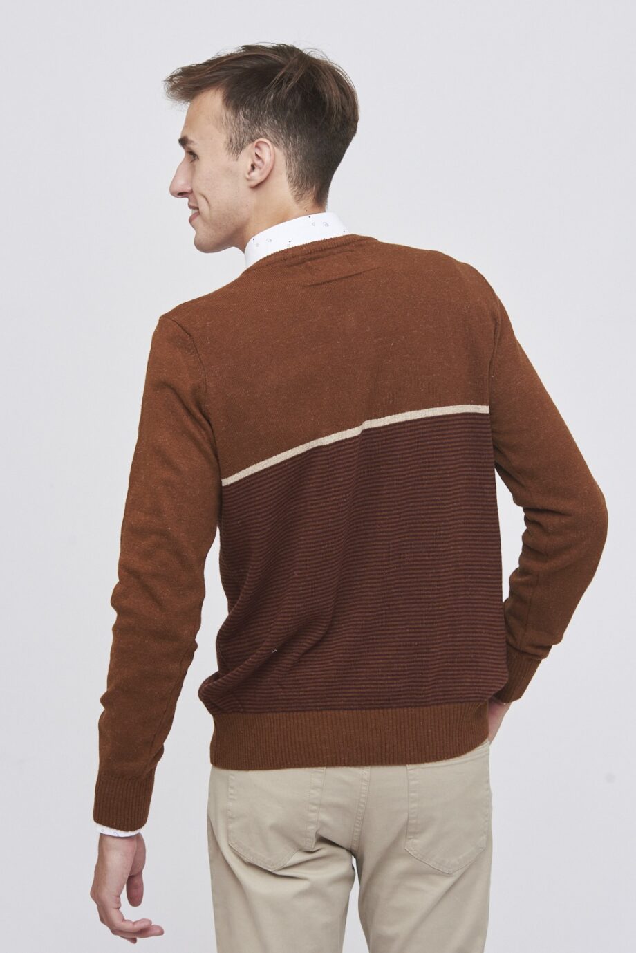 Sweater escote v mil rayas a contratono de lana acrilica