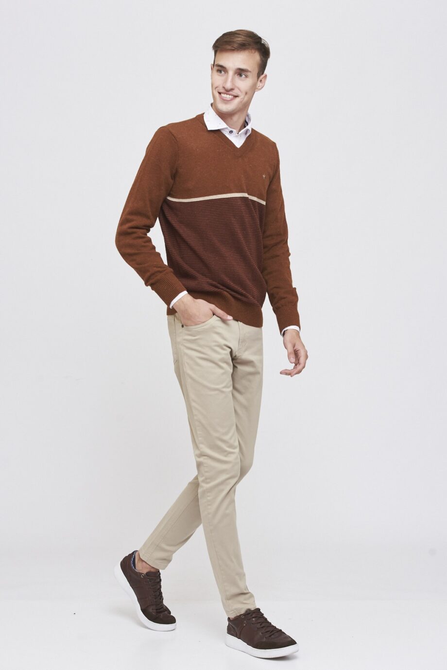 Sweater escote v mil rayas a contratono de lana acrilica