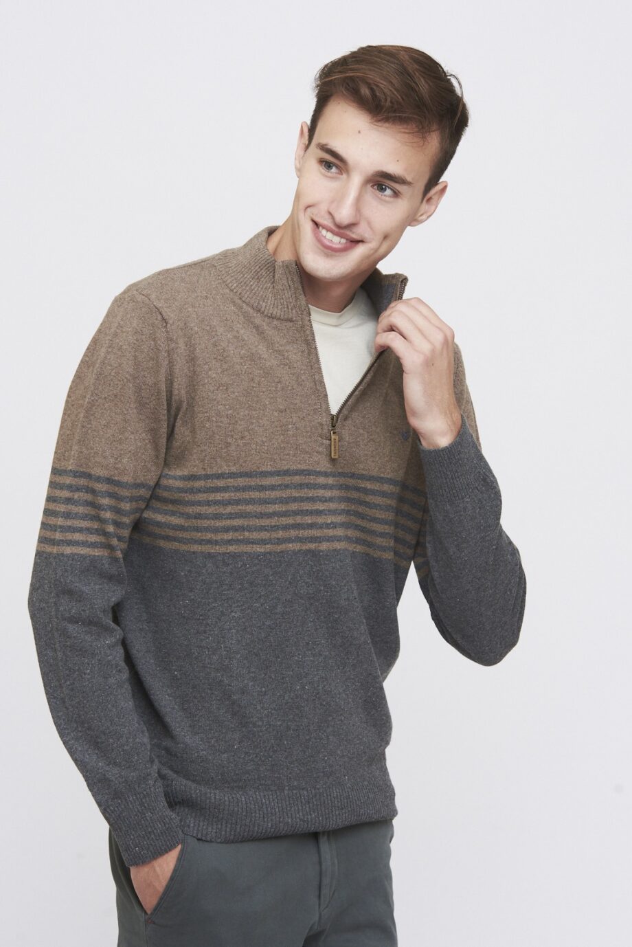 Sweater medio cierre a dos colores de lana acrilica