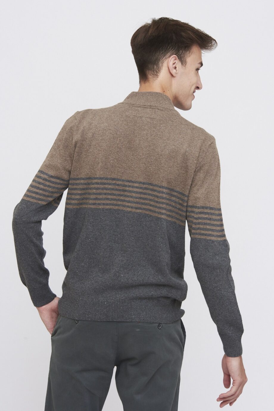 Sweater medio cierre a dos colores de lana acrilica