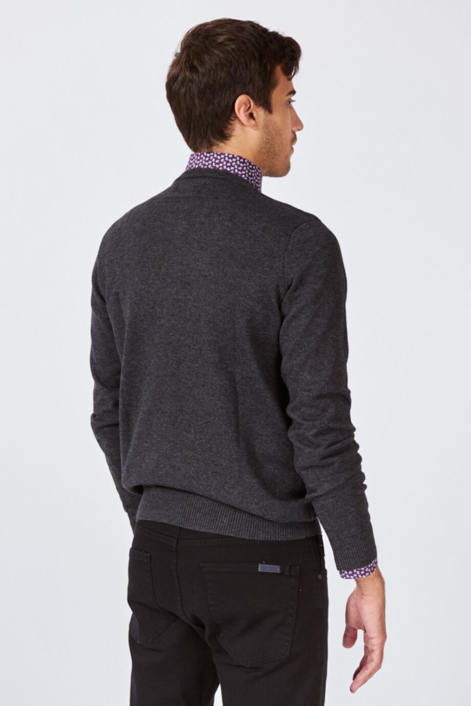 Sweater liso escote V