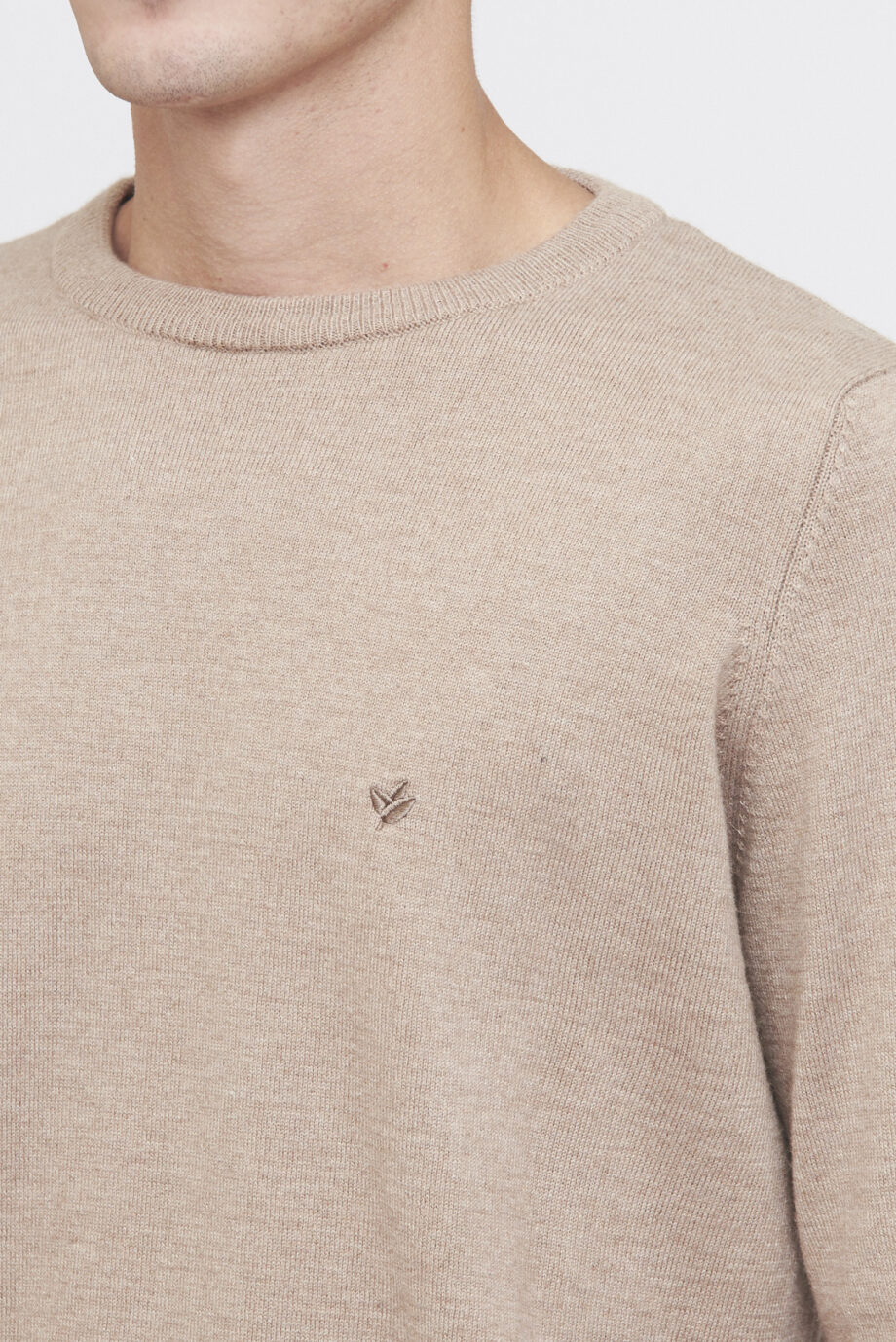 Sweater liso escote redondo