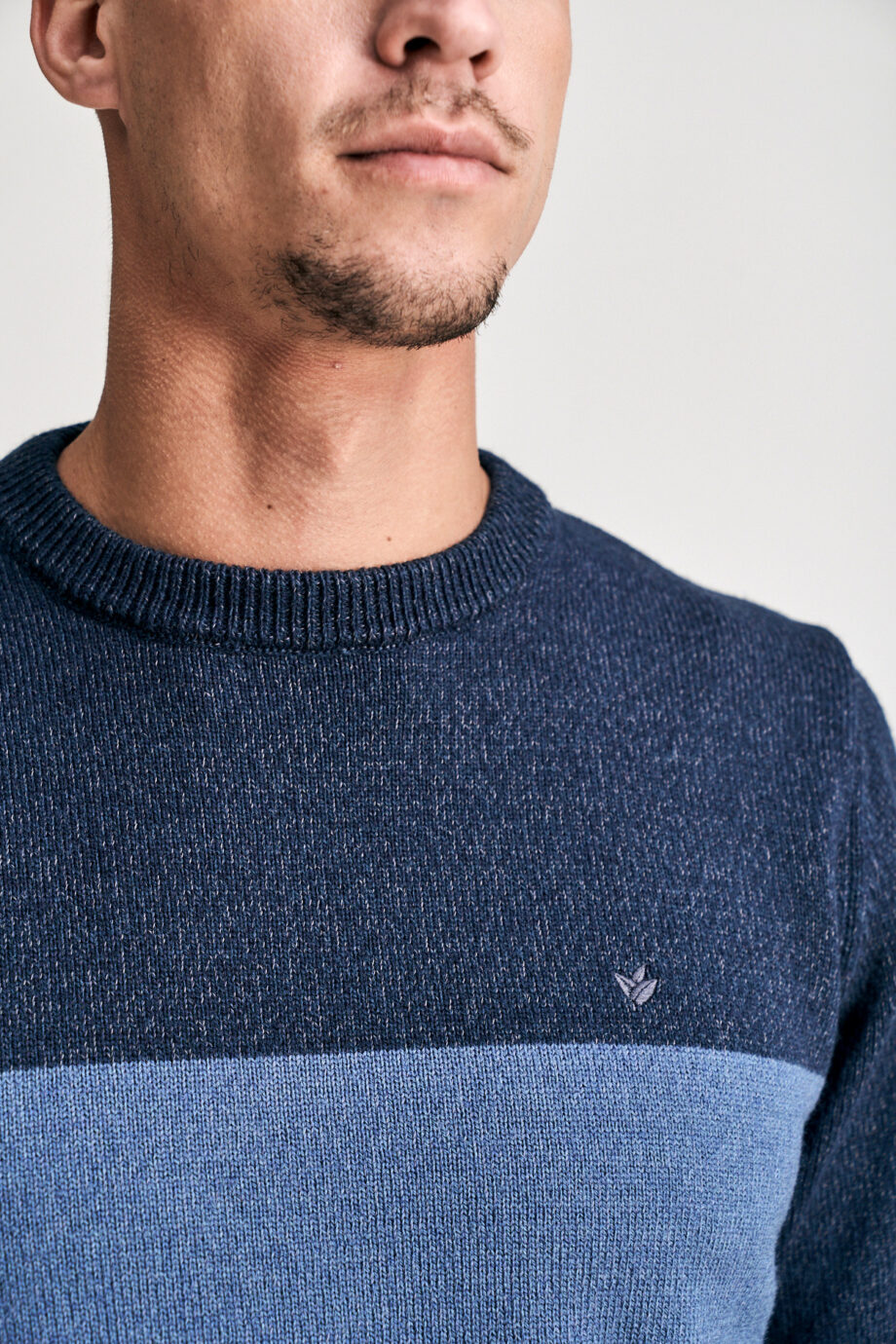 Sweater escote redondo dos colores