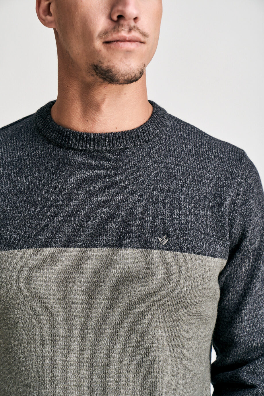 Sweater escote redondo dos colores