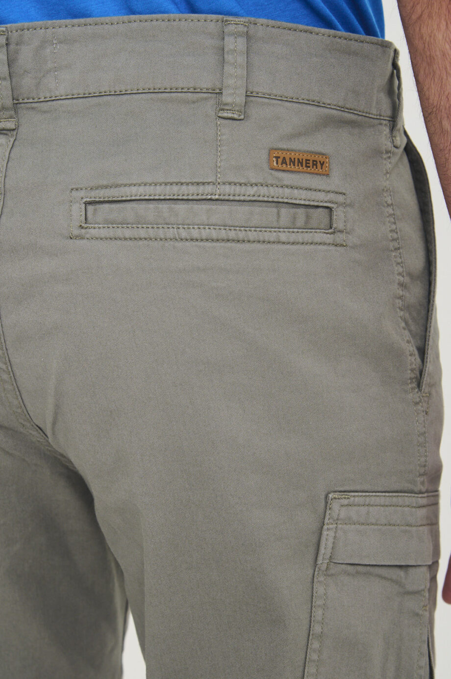 Bermuda cargo de gabardina