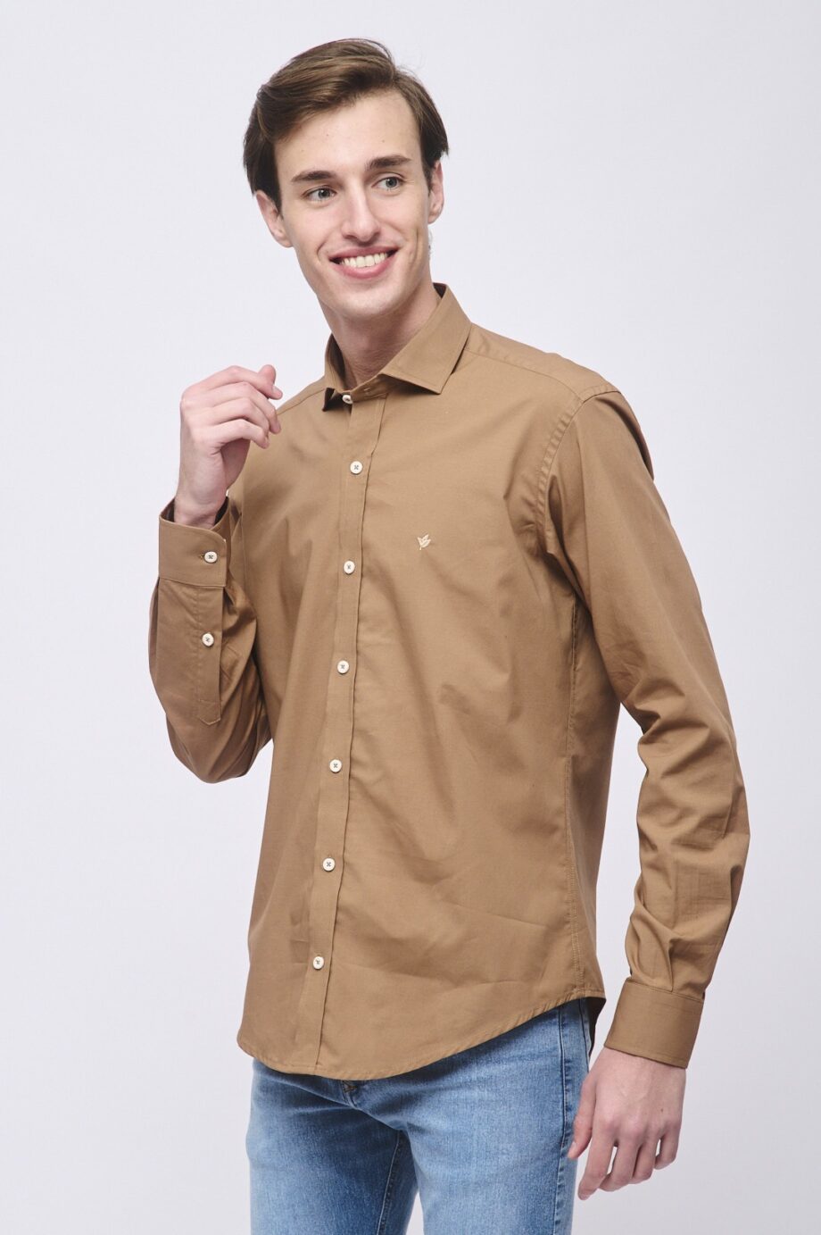 Camisa slim fit de poplin liso
