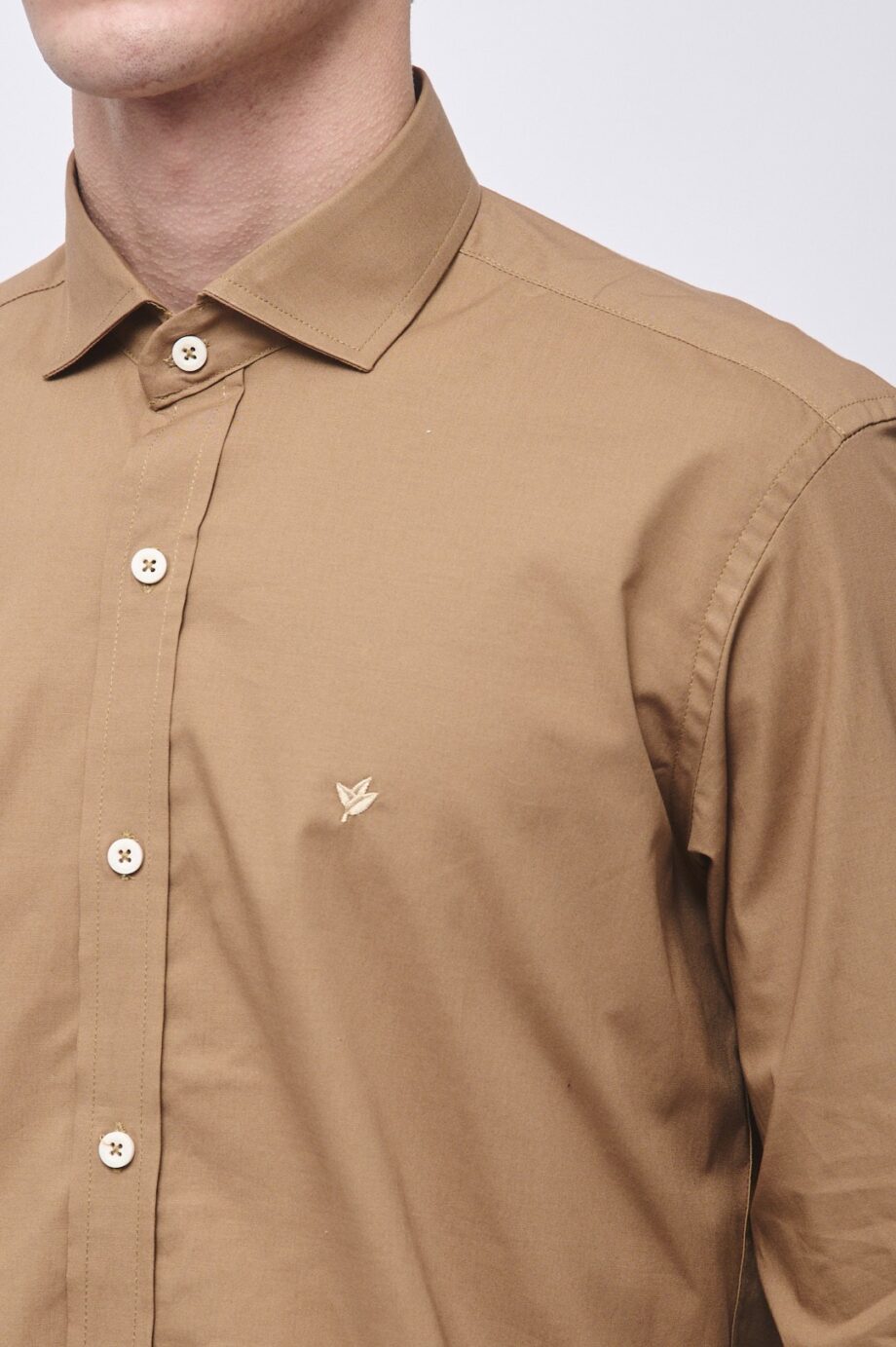 Camisa slim fit de poplin liso