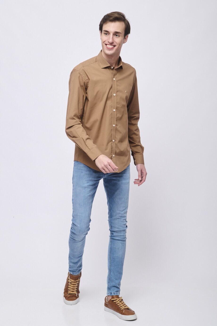 Camisa slim fit de poplin liso