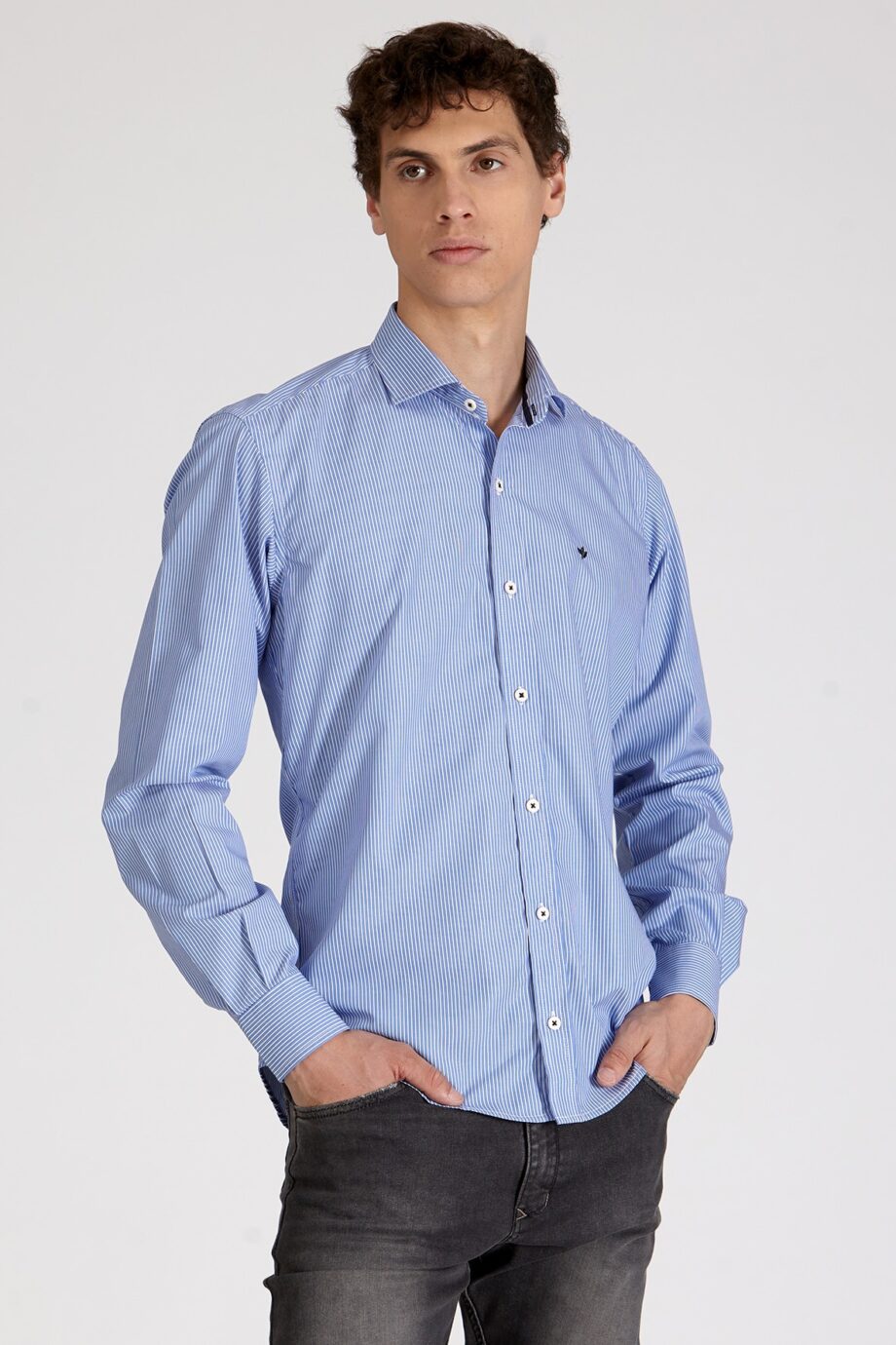Camisa slim fit a rayas