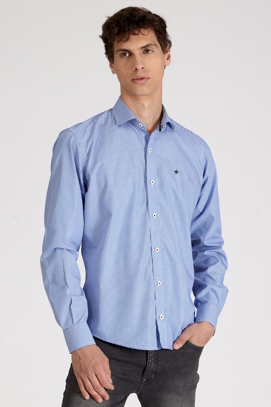 Camisa slim fit a rayas