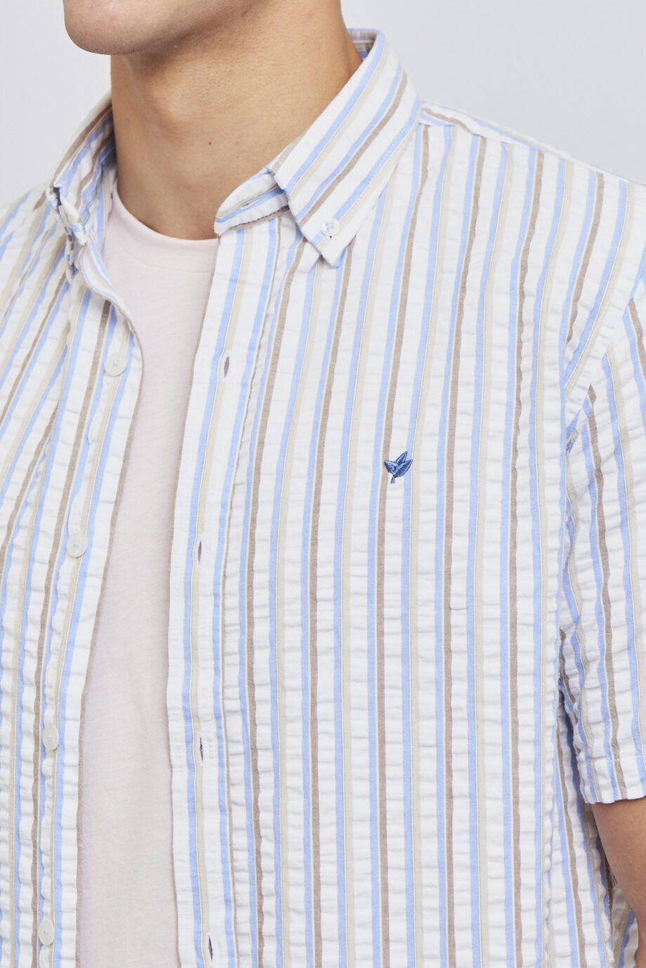 Camisa relaxed fit mangas cortas sin bolsillo a rayas de algodón y poliester