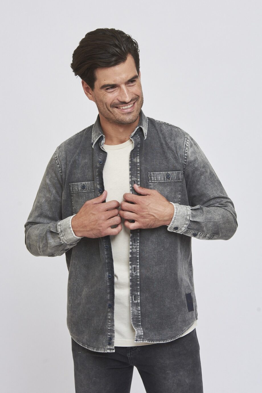 Camisa dos bolsillos slim plus fit de jean