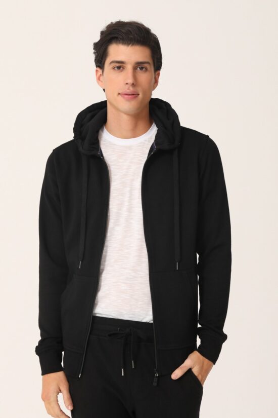 Campera con capucha y bolsillo canguro interlock