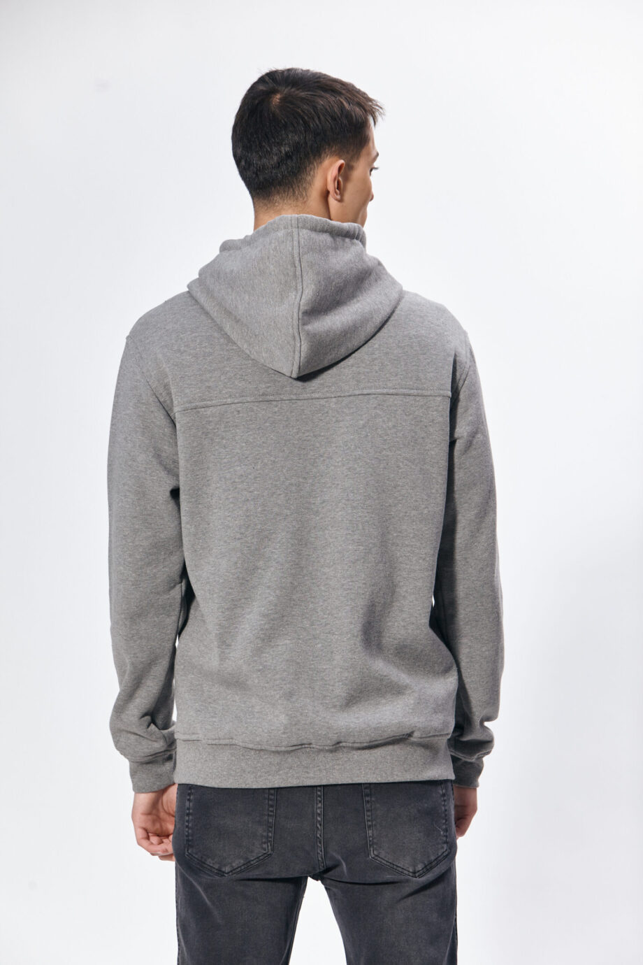 Campera con capucha y bolsillo canguro de frisa