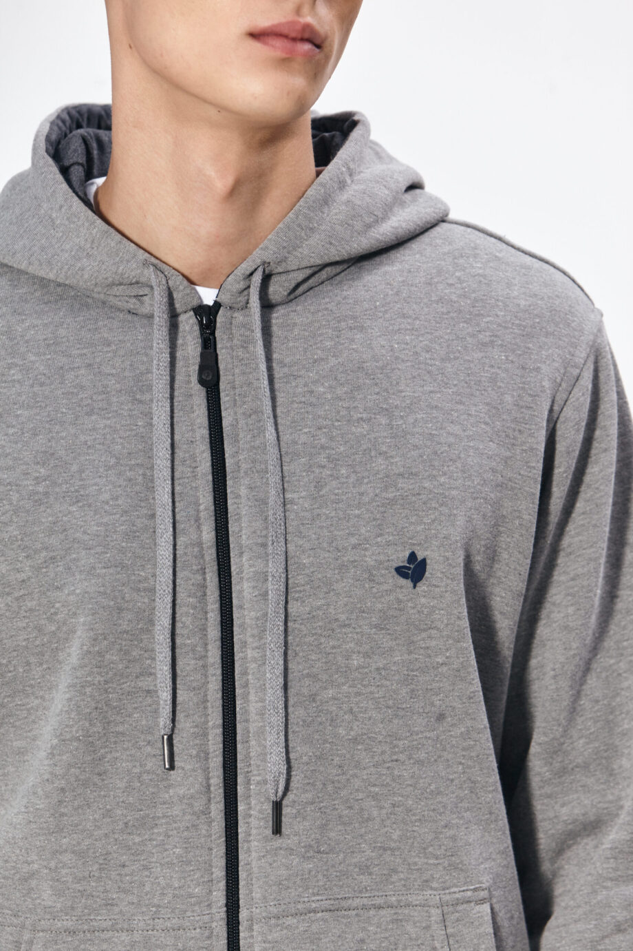 Campera con capucha y bolsillo canguro de frisa