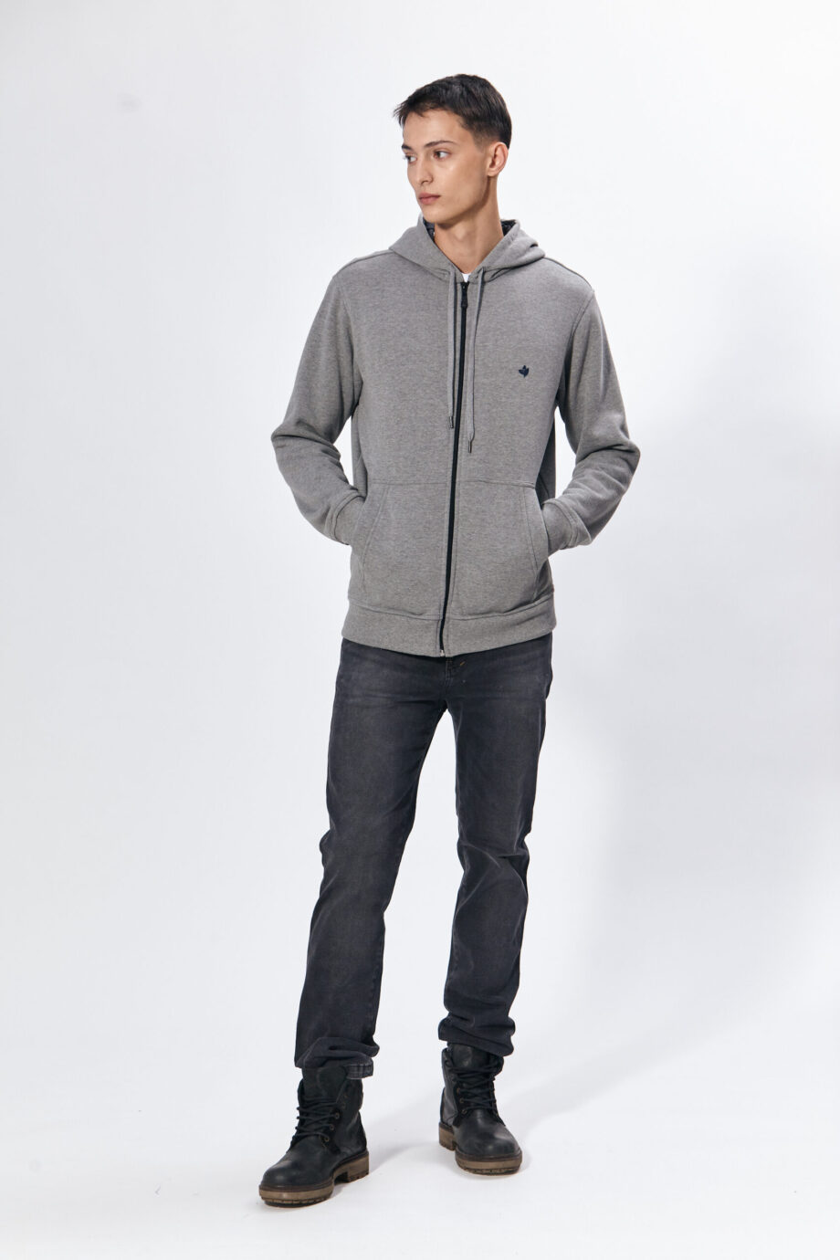 Campera con capucha y bolsillo canguro de frisa