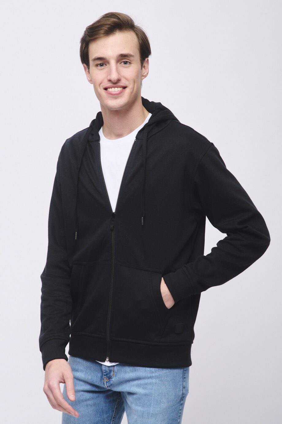 Campera con capucha y bolsillo canguro intertrama