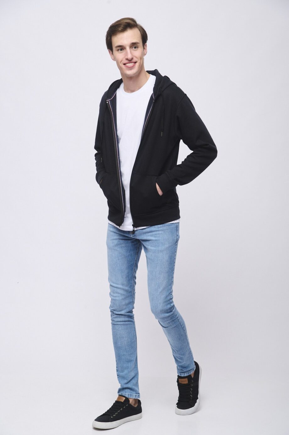 Campera con capucha y bolsillo canguro intertrama