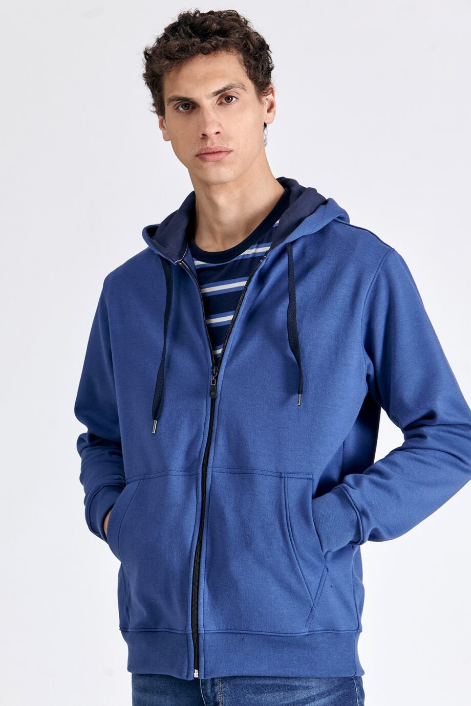 Campera con capucha y bolsillo canguro intertrama