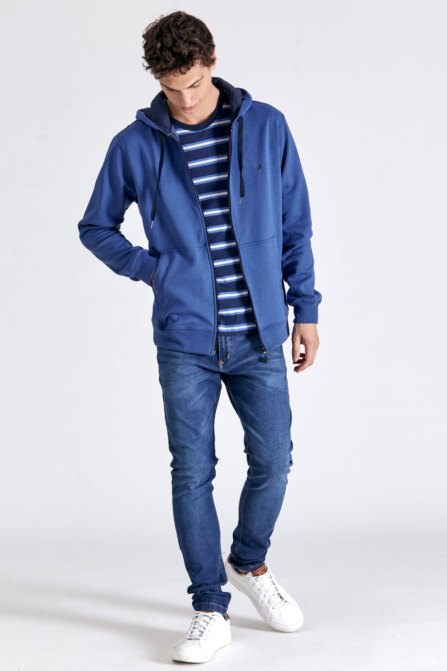 Campera con capucha y bolsillo canguro intertrama