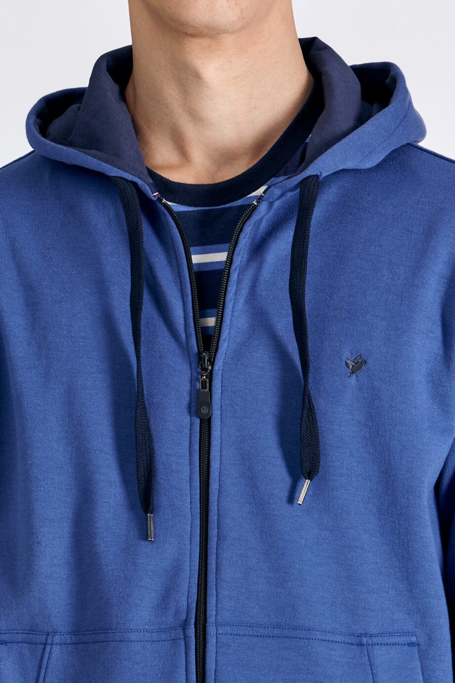 Campera con capucha y bolsillo canguro intertrama