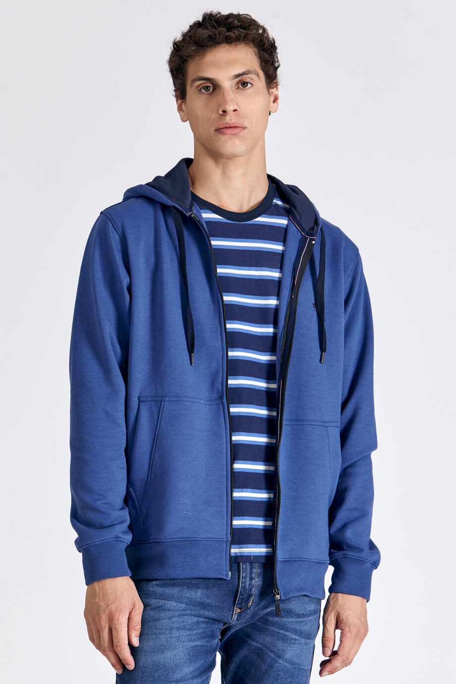 Campera con capucha y bolsillo canguro intertrama