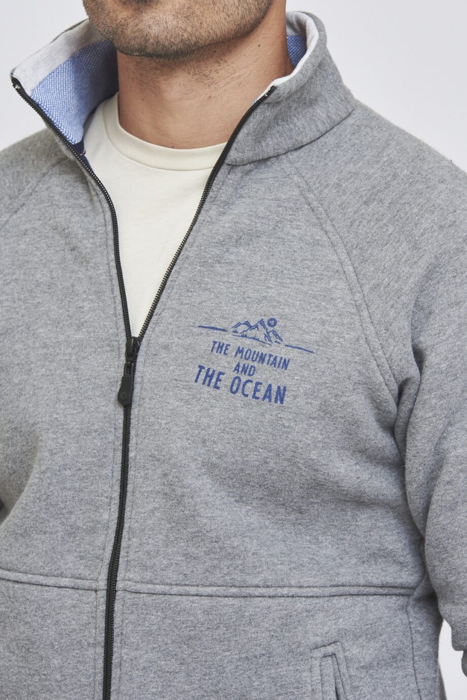 Campera con estampa y cuello interno tejido