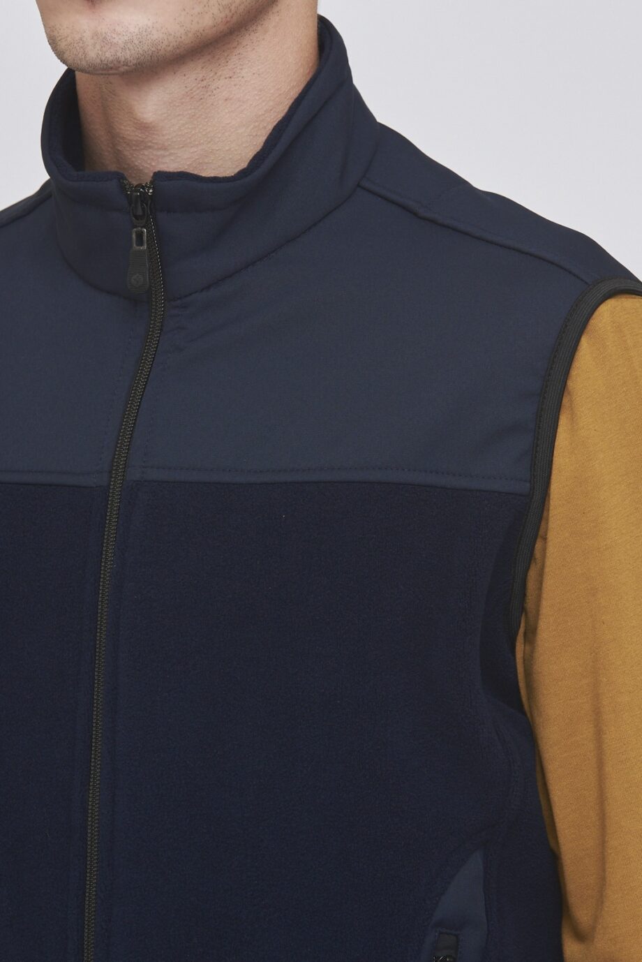 Chaleco polar premium con recortes de soft shell