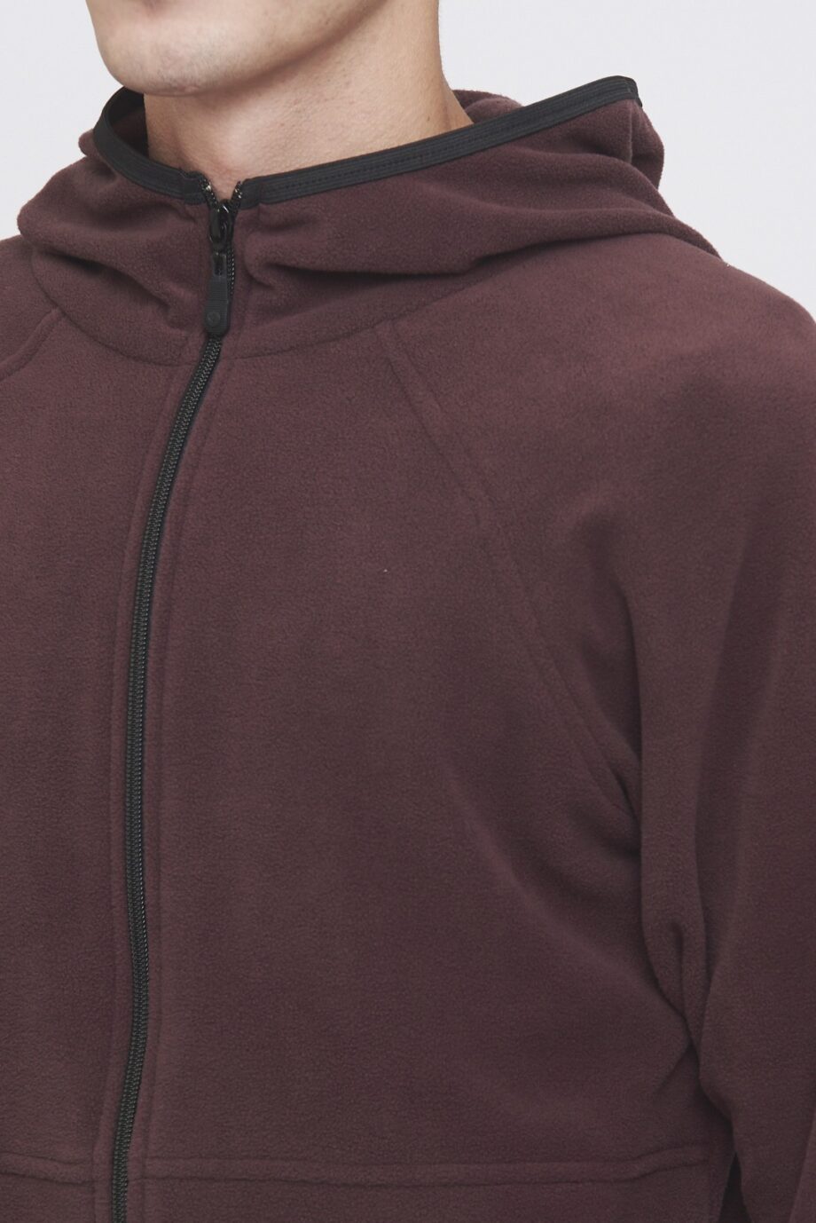 Campera polar con capucha y manga ranglan