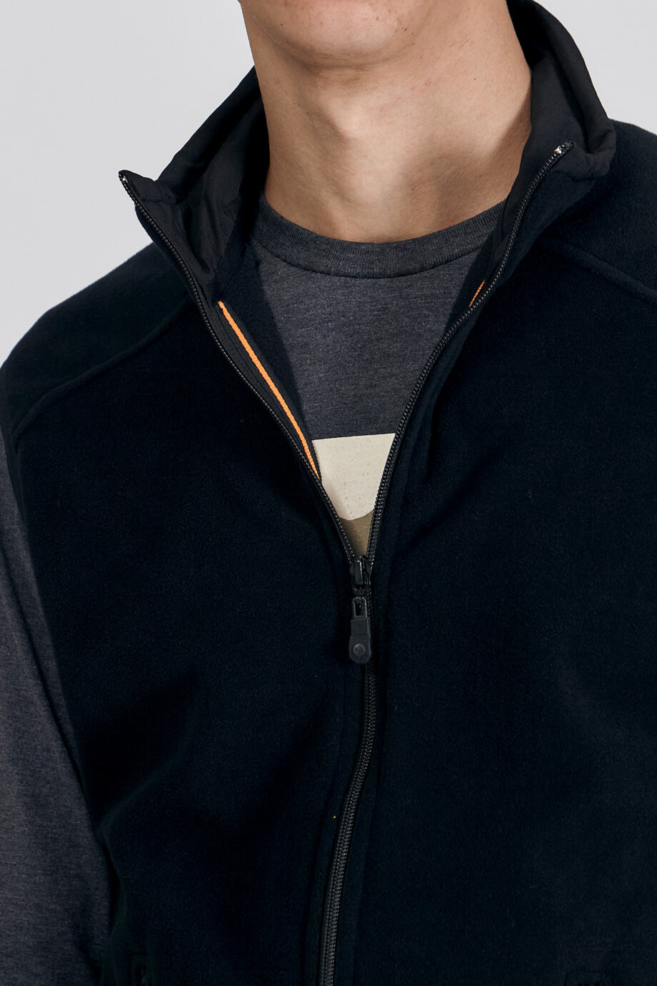 Chaleco polar con cuello interno tactel