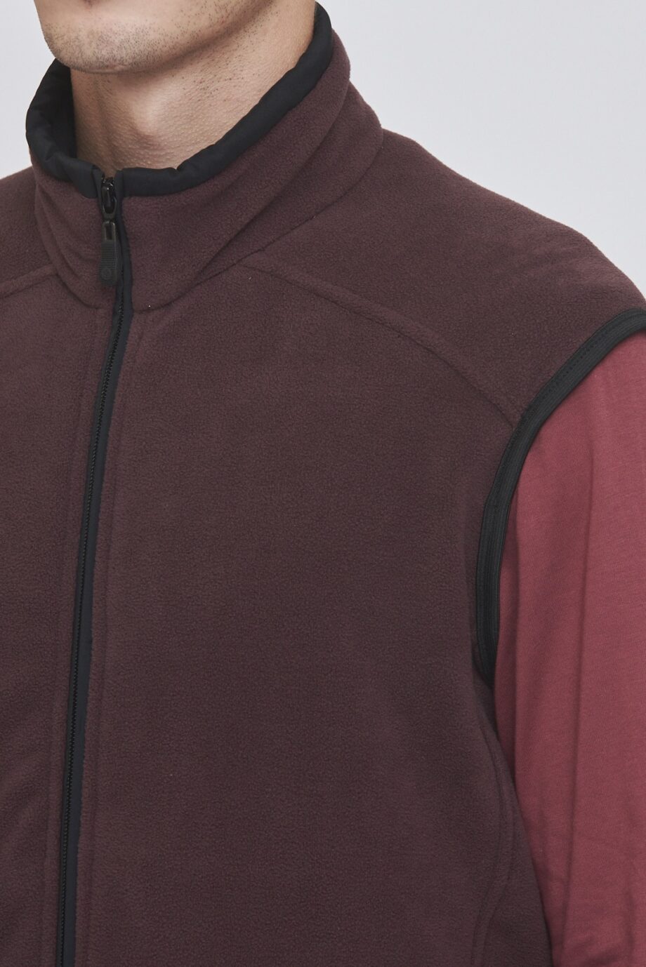 Chaleco polar con cuello interno tactel
