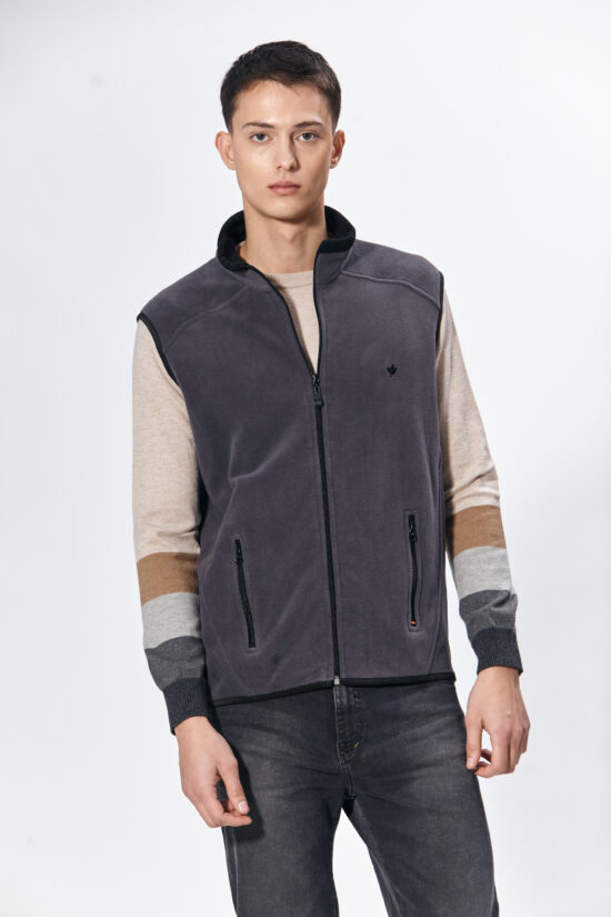 Chaleco polar con cuello contratono