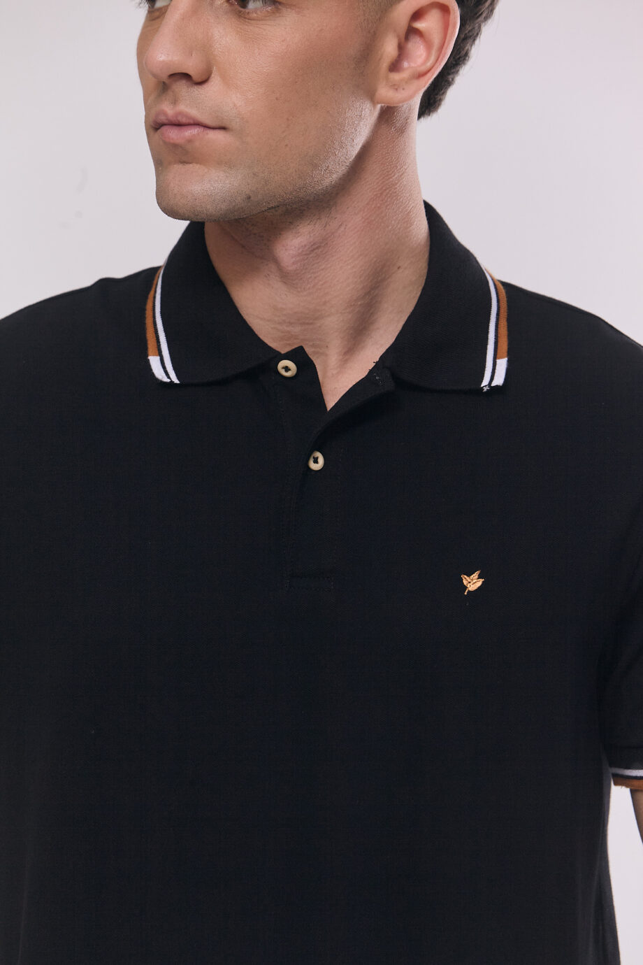 Polo con dos vivos de piqué pima peruano