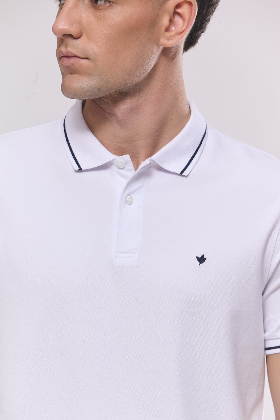 Polo con un vivo de pique pima peruano