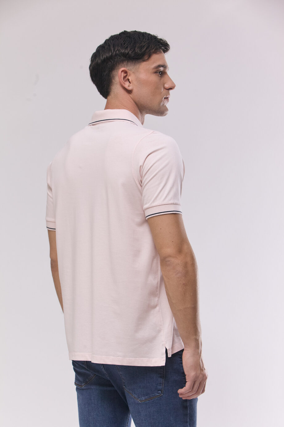Polo con un vivo de jersey peruano