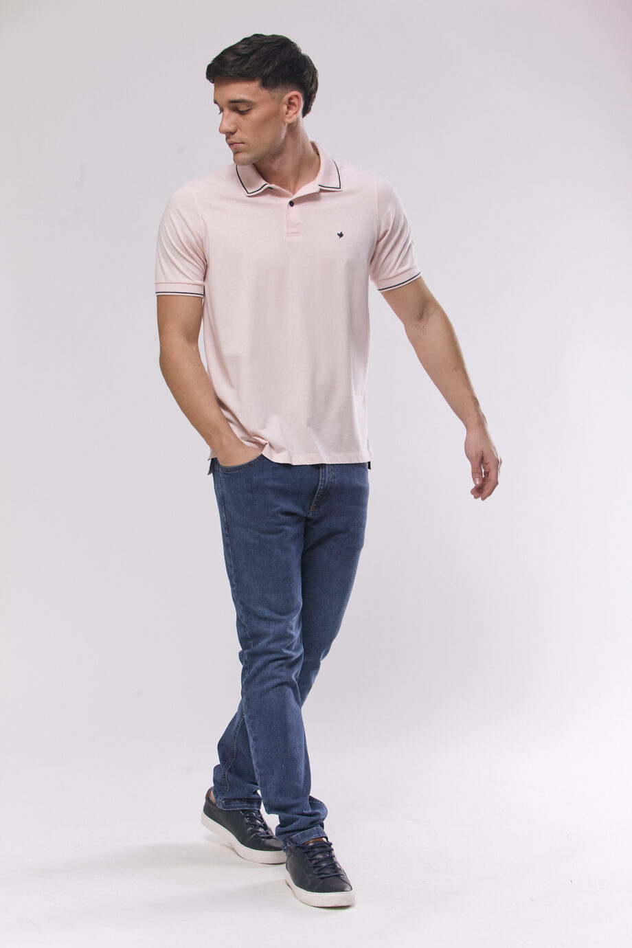 Polo con un vivo de jersey peruano