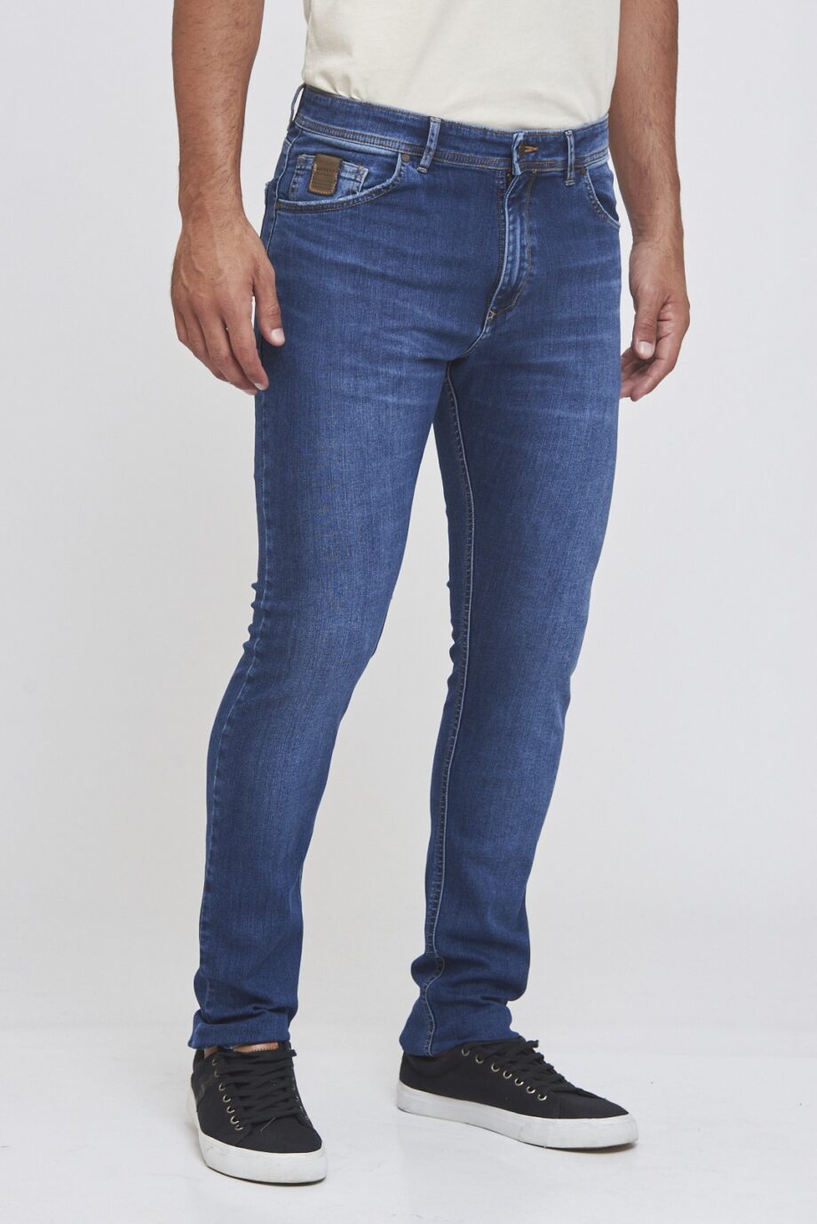 Jean slim fit gastado parejo con bigotes y bolsillos gastados