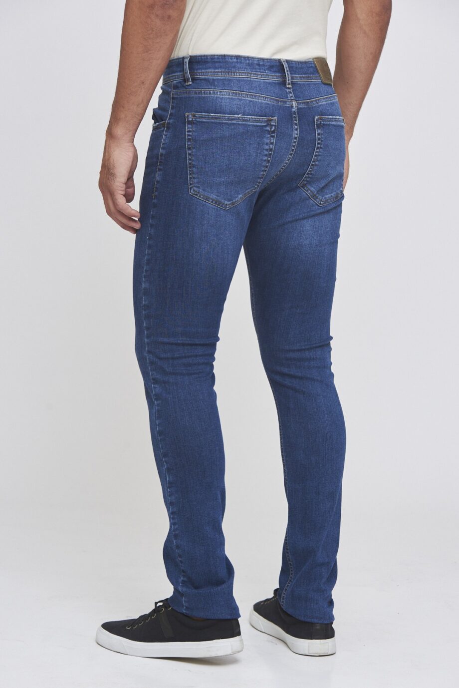 Jean slim fit gastado parejo con bigotes y bolsillos gastados