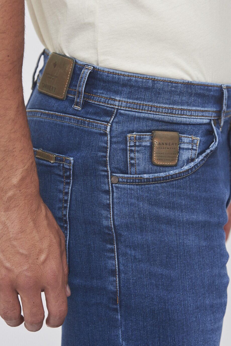 Jean slim fit gastado parejo con bigotes y bolsillos gastados