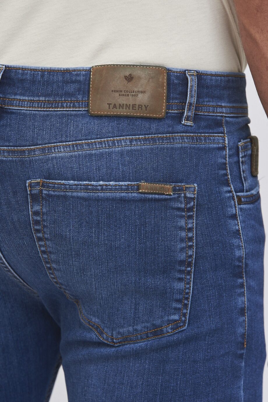 Jean slim fit gastado parejo con bigotes y bolsillos gastados