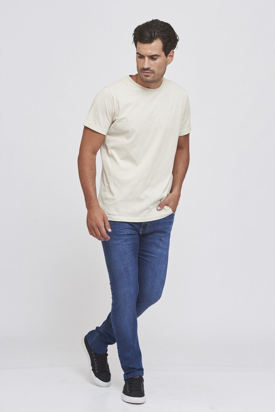 Jean slim fit gastado parejo con bigotes y bolsillos gastados