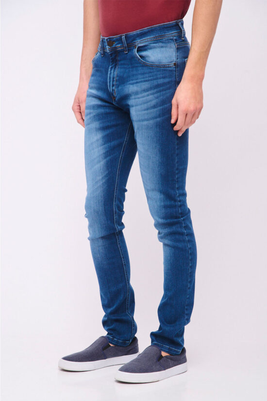 Jean slim fit gastado localizado intenso con bigotes