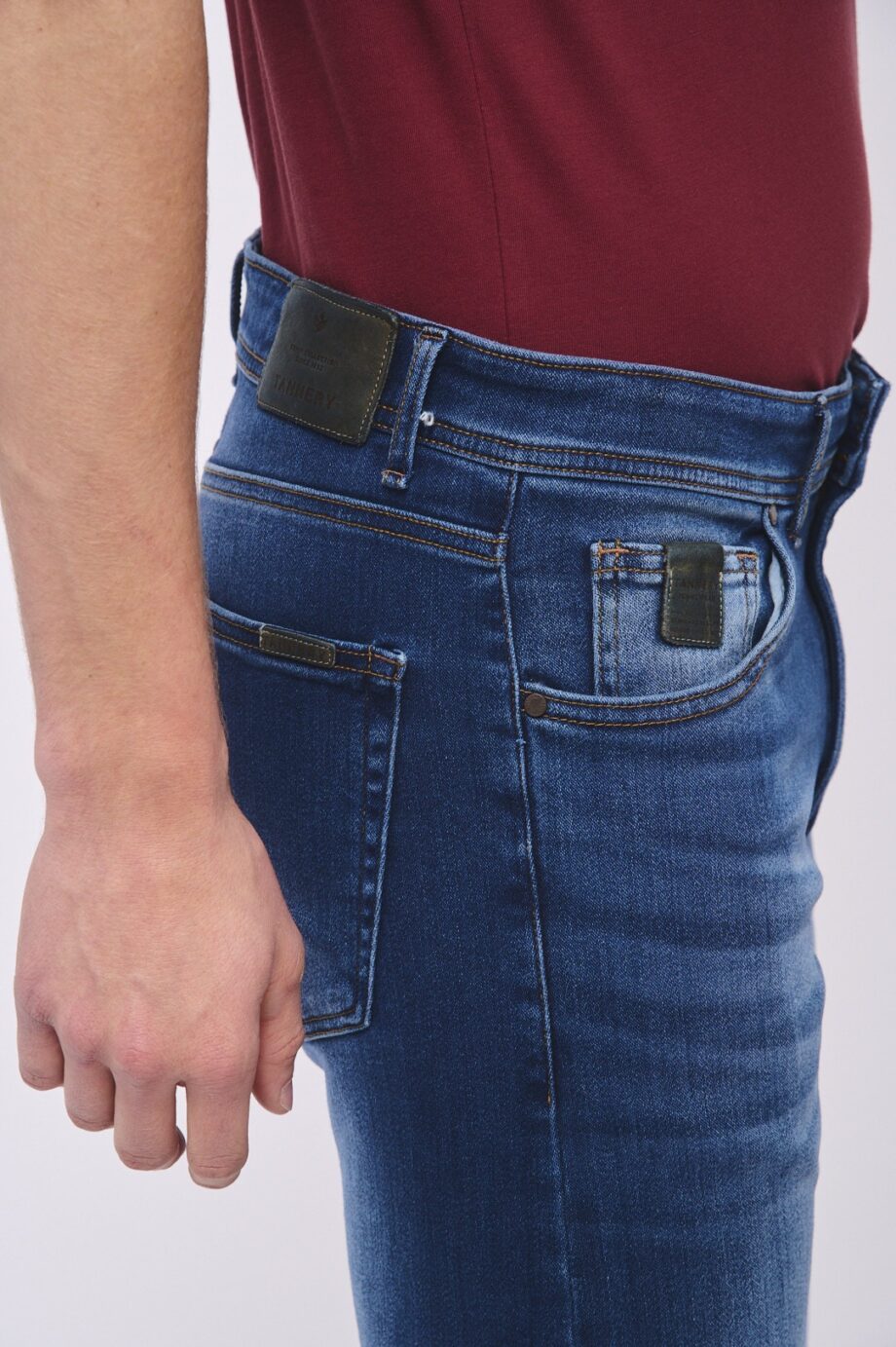 Jean slim fit gastado localizado intenso con bigotes